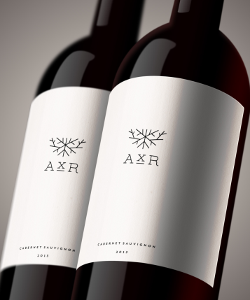 Một nhãn rượu thời thượng, hiện đại với một kiểu chữ slab mảnh. AxR Winery bởi ::scott:: 