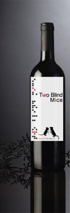 Thiết kế nhãn độc đáo bởi Dizziness Design này nổi bật bởi cách sử dụng các chi tiết hình ảnh một cách độc nhất. #119 thiết kế bởi Dizziness Design dành cho Two Blind Mice Wines. 