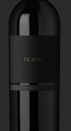 Một thiết kế mạnh mẽ theo phong cách tối giản bởi danewman chỉ sử dụng một màu duy nhất để đưa ra thông điệp của thương hiệu. Thiết kế nhãn rượu vang tối giản bởi Dan Newman dành cho IKHOR. 