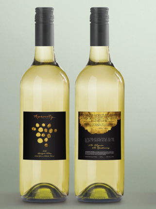 Một nhãn rượu tối màu đặc biệt trên một chai rượu vang trắng. Thiết kế bởi Apricity Vineyards. 