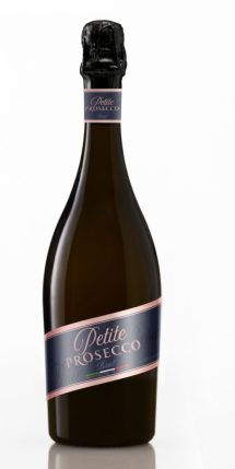 Một bộ nhãn mác rất truyền thống mang lại nhiều cảm xúc hoài niệm. Thiết kế Low Calorie Prosecco bởi Wooden Horse dành cho Petite Prosecco. 